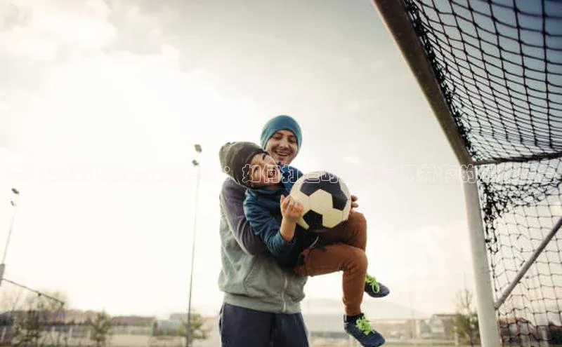 谈球吧体育app荣信文化男生足球运动员穿搭指南：如何打造时尚与实用并存的足球装备